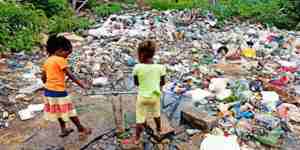 Des-enfants-se-lavent-pieds-au-milieu-d-un-d-potoir-en-Afrique-Sud